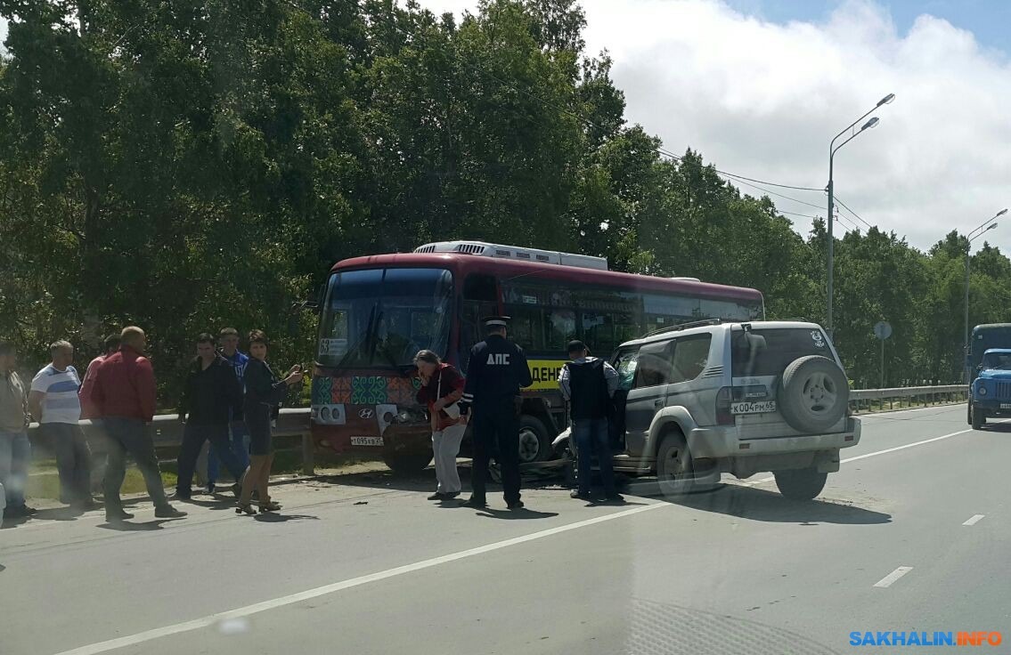 ДТП с участием пассажирского автобуса произошло в Южно-Сахалинске.  Сахалин.Инфо