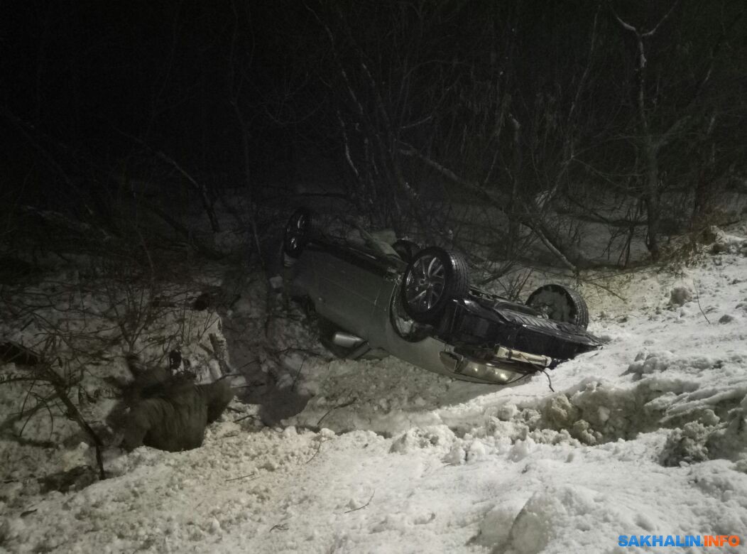 Автомобиль Toyota Mark II улетел в кювет в районе городской свалки.  Сахалин.Инфо