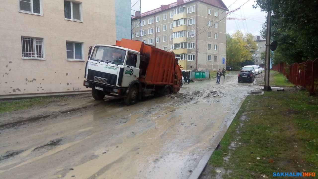 Мусоровоз и два легковых автомобиля застряли в грязи в одном из дворов  Южно-Сахалинска. Сахалин.Инфо