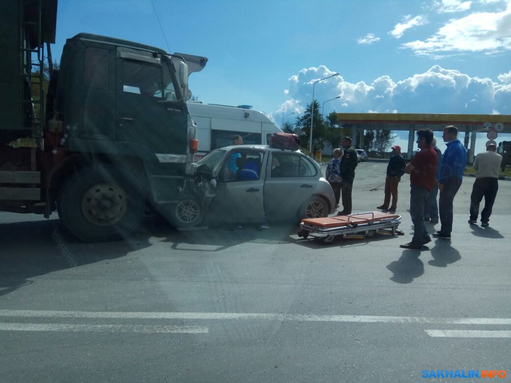 Женщину зажало в салоне Nissan March после столкновения с грузовиком в  окрестностях Южно-Сахалинска. Сахалин.Инфо