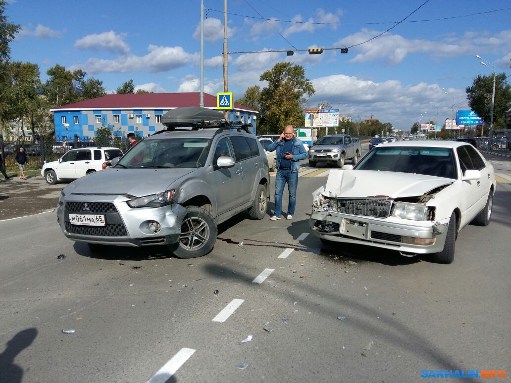 В Южно-Сахалинске два автомобиля столкнулись из-за девушки. Сахалин.Инфо