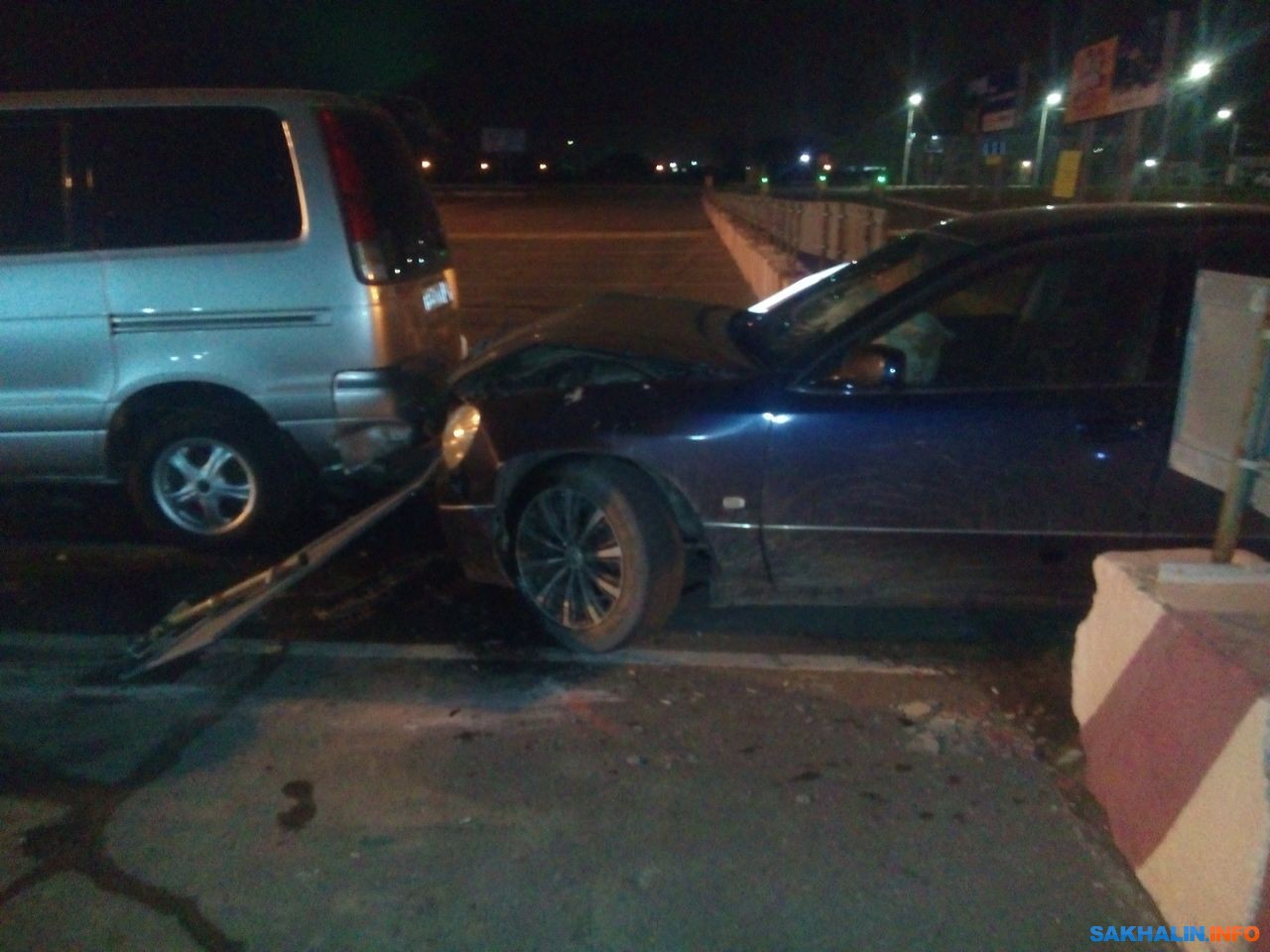 В аэропорту Южно-Сахалинска в ДТП пострадали две машины и барьерное  ограждение. Сахалин.Инфо