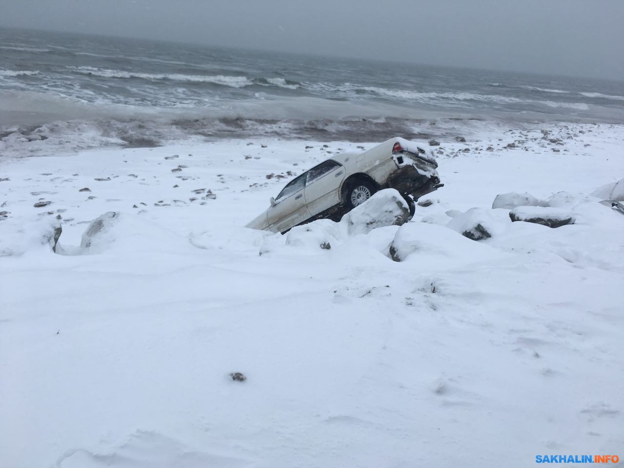 В кювете у моря в Долинском районе висит 