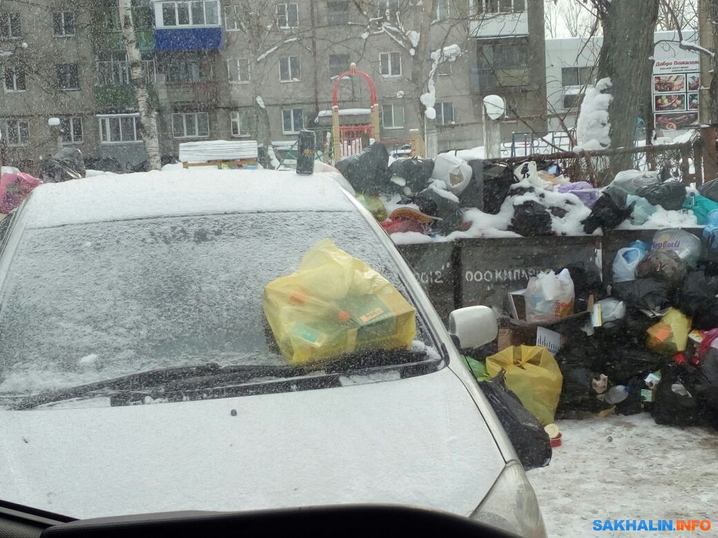 Припаркованный на проезде к мусорным бакам автомобиль раздражает жителей  дома по улице Пушкина. Сахалин.Инфо