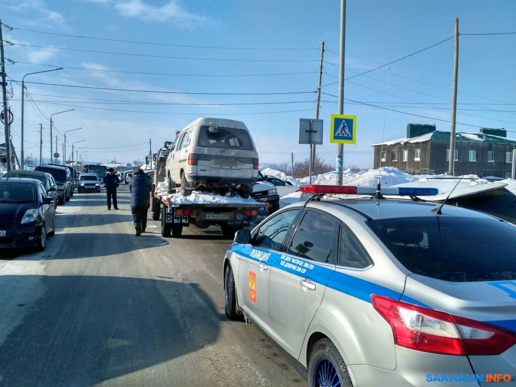 В Стародубском эвакуируют машины наглых рыбаков. Сахалин.Инфо