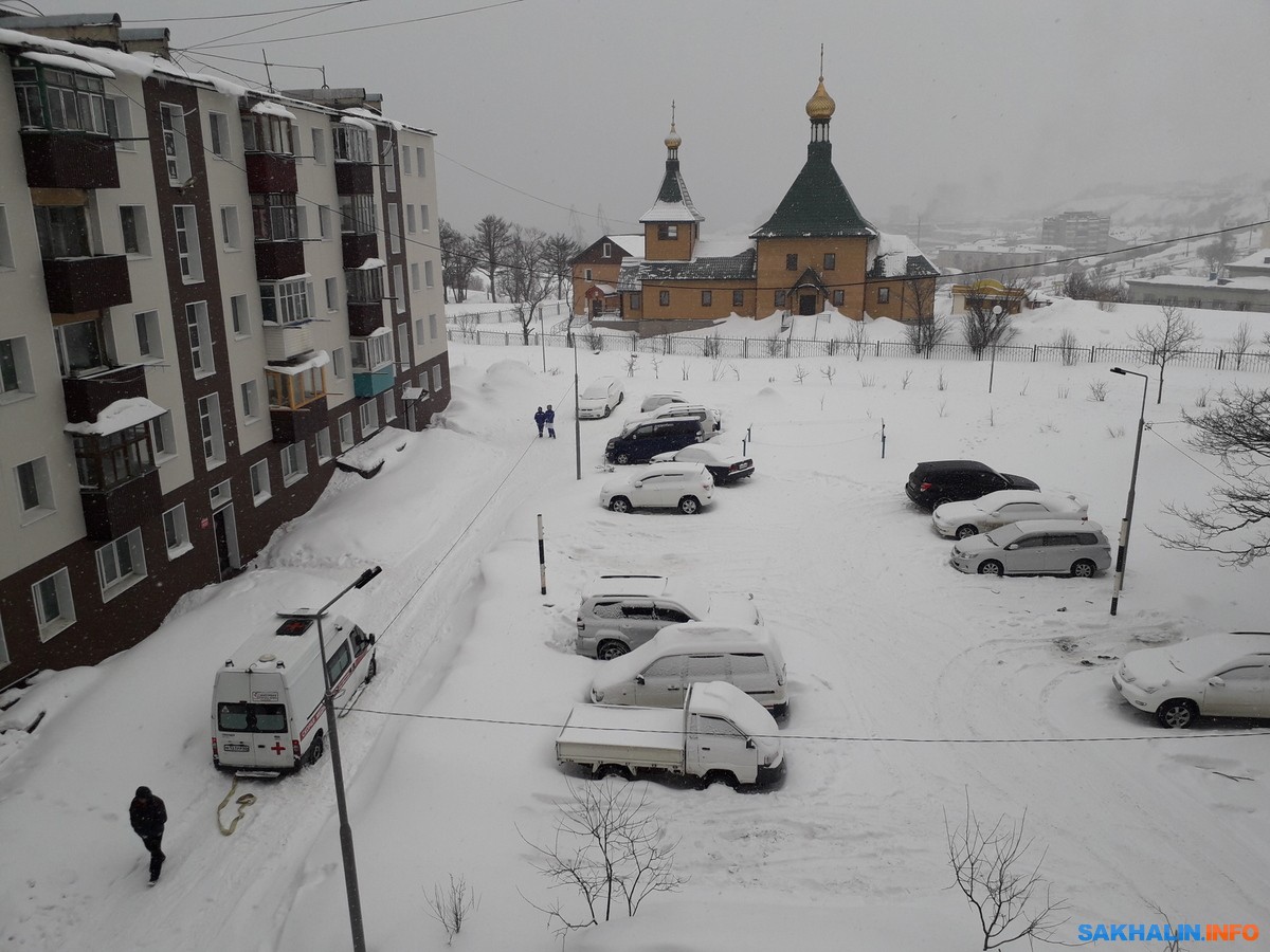 Карета скорой помощи застряла в нерасчищенном дворе на улице Пионерской в  Холмске. Сахалин.Инфо