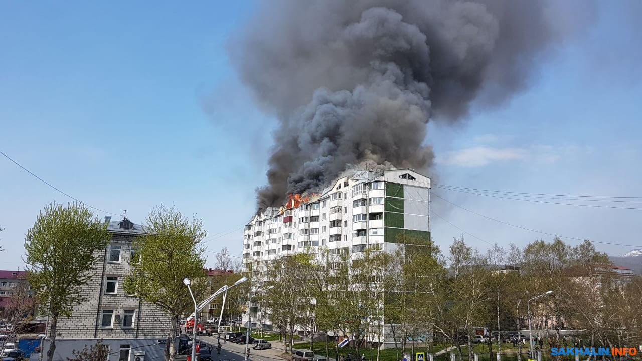 Пожар в многоэтажке на улице Чехова в Южно-Сахалинске полыхает на 700 кв.  метрах. Сахалин.Инфо