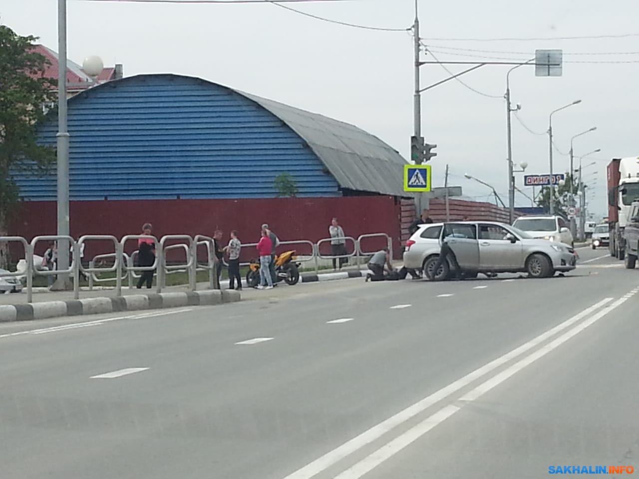 В ДТП на Ленина — Авиационной в Южно-Сахалинске пострадал мотоциклист.  Сахалин.Инфо