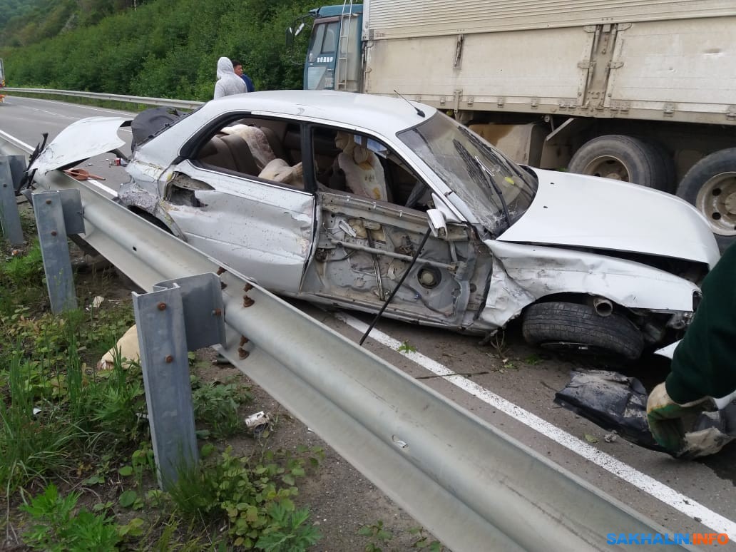 Водитель Toyota Vista врезался в отбойник и выпал на железнодорожные пути  на северном выезде из Макарова. Сахалин.Инфо