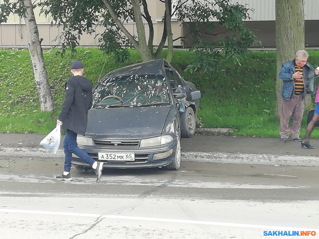 В Корсакове водитель Toyota Land Cruiser протаранил Toyota Carina.  Сахалин.Инфо