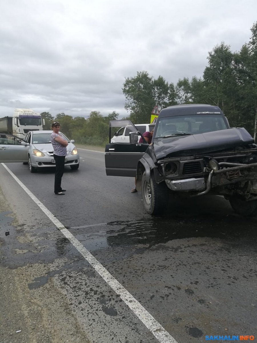 КамАЗ и Nissan Safari столкнулись на дороге Южно-Сахалинск — Долинск.  Сахалин.Инфо