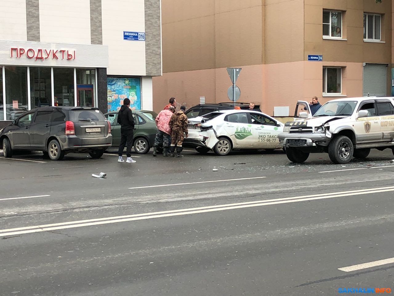 Два автомобиля, столкнувшиеся в Южно-Сахалинске, зацепили еще две машины.  Сахалин.Инфо