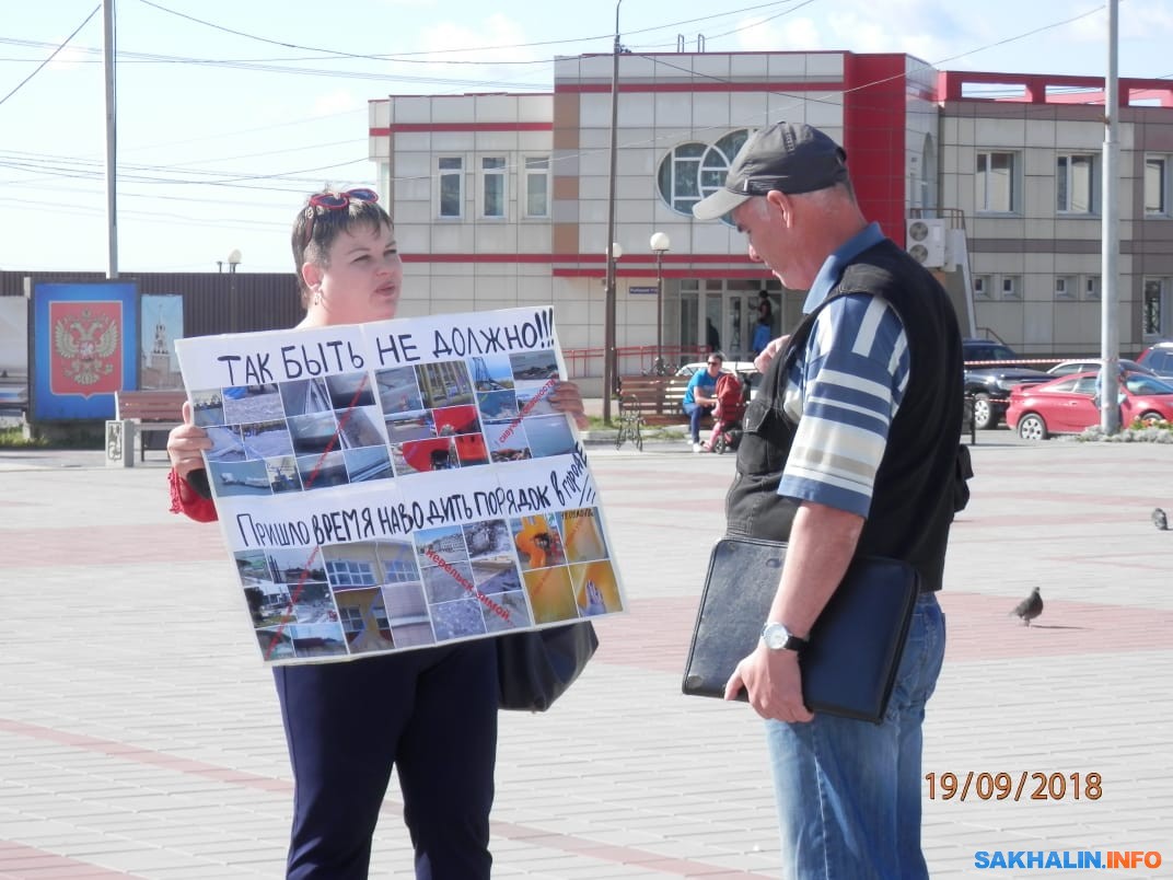 Жители Невельска провели одиночный пикет и планируют массовый, протестуя  против деятельности компании 