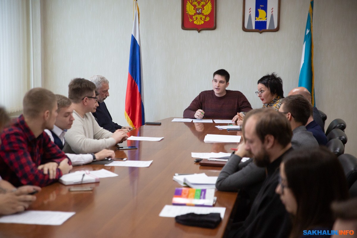 Господдержка и трезвость: нужды молодежи обсудили в областной думе.  Сахалин.Инфо