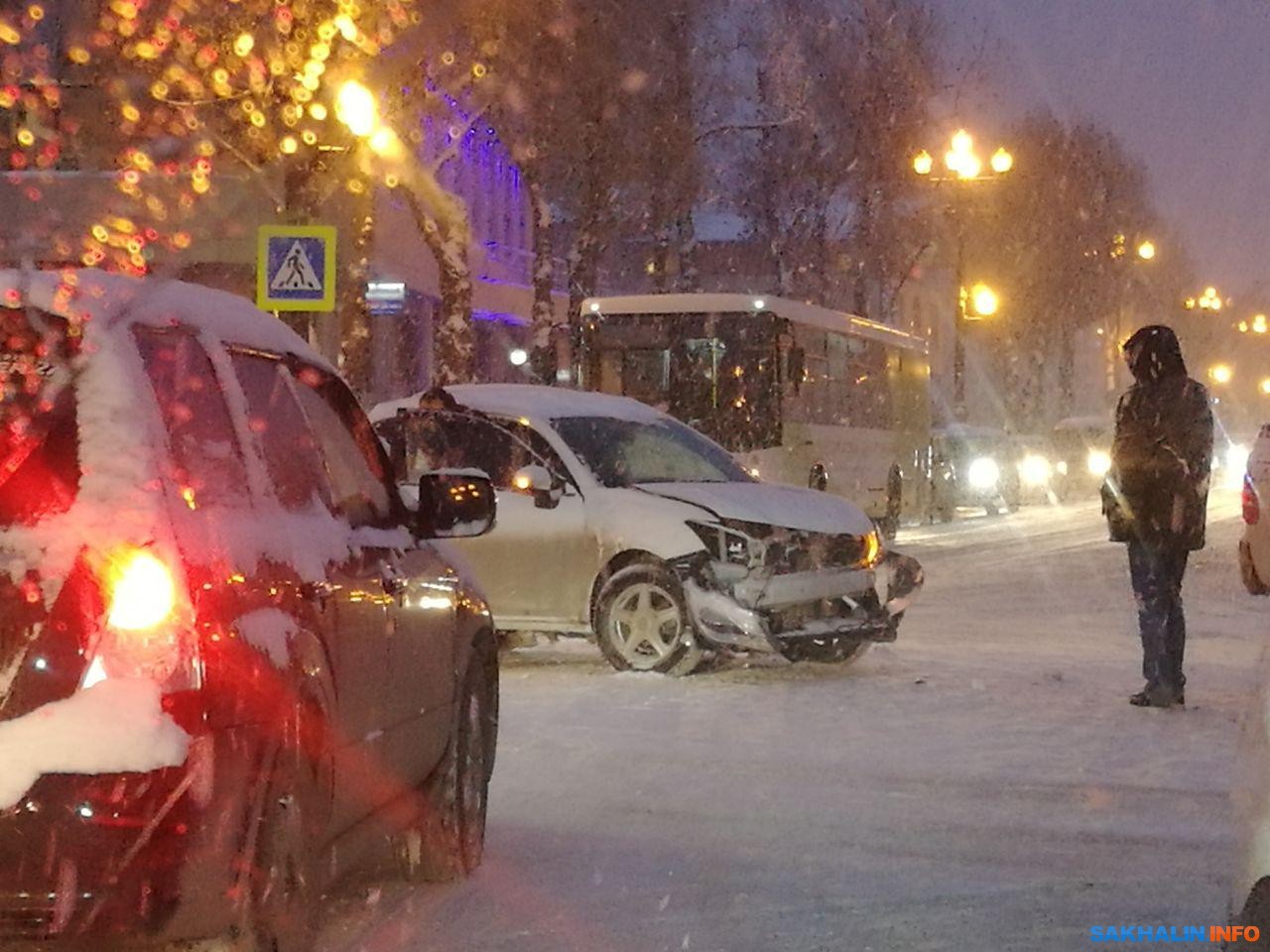 Два столкнувшихся автомобиля затруднили движение на перекрестке Победы и  Физкультурной в Южно-Сахалинске. Сахалин.Инфо