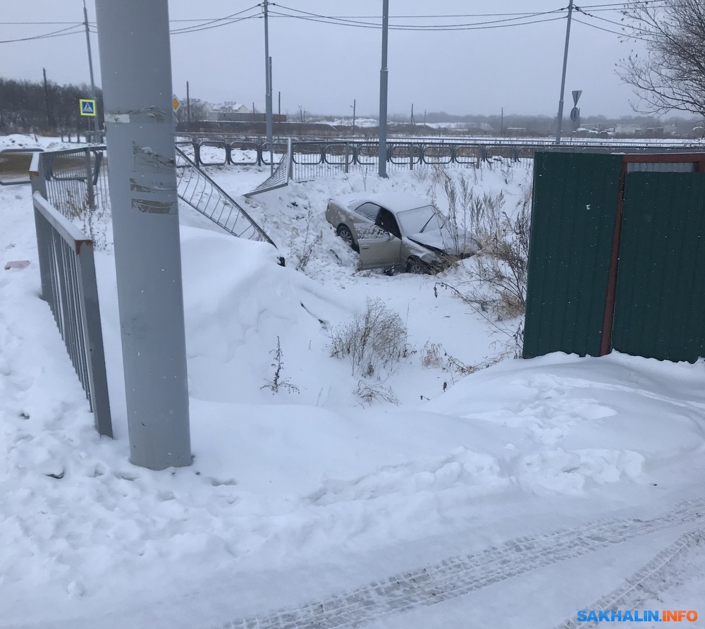 Пробивший два дня назад ограждение в Ново-Троицком 