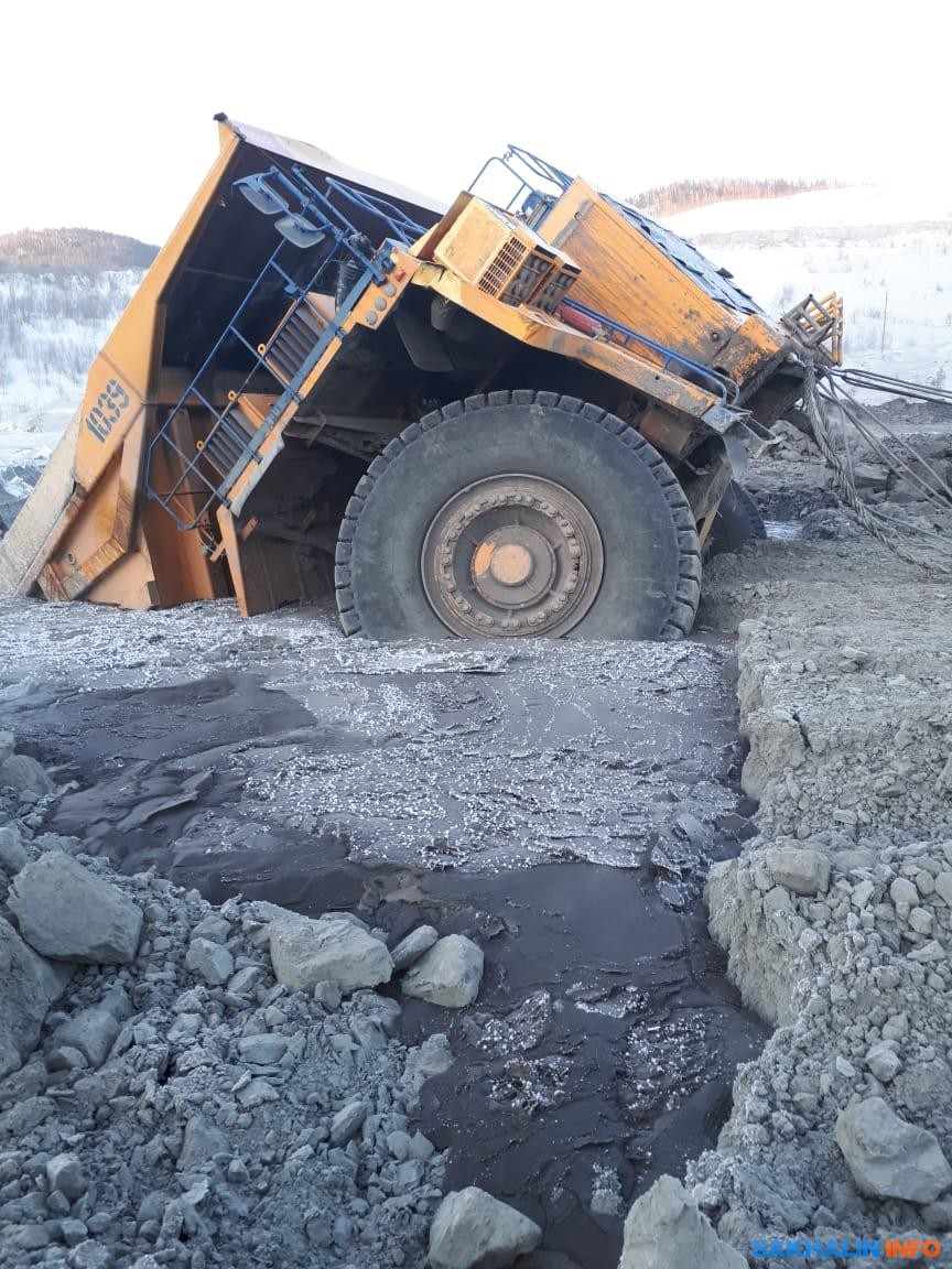 БелАЗ утонул при попытке засыпать карьерное озеро на Солнцевском разрезе.  Сахалин.Инфо