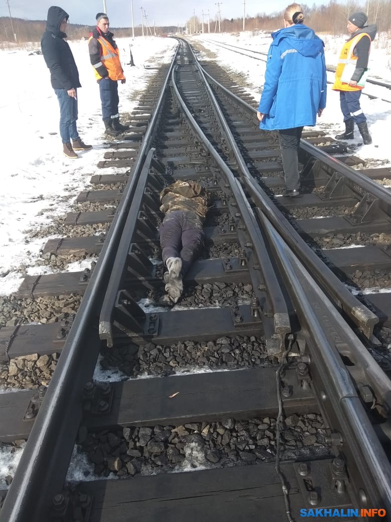 8 марта в районе Победино на железнодорожных путях нашли труп мужчины.  Сахалин.Инфо