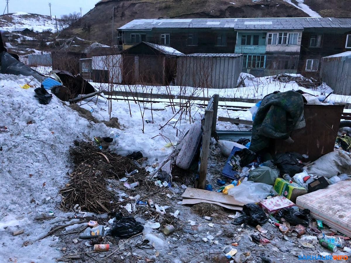 С улицы Плотинной в Холмске плохо вывозят мусор. Сахалин.Инфо