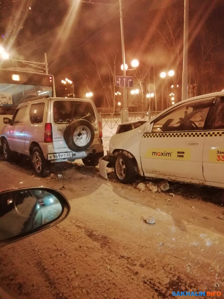 В Южно-Сахалинске столкнулись автомобиль такси, маленький внедорожник и  пассажирский автобус. Сахалин.Инфо