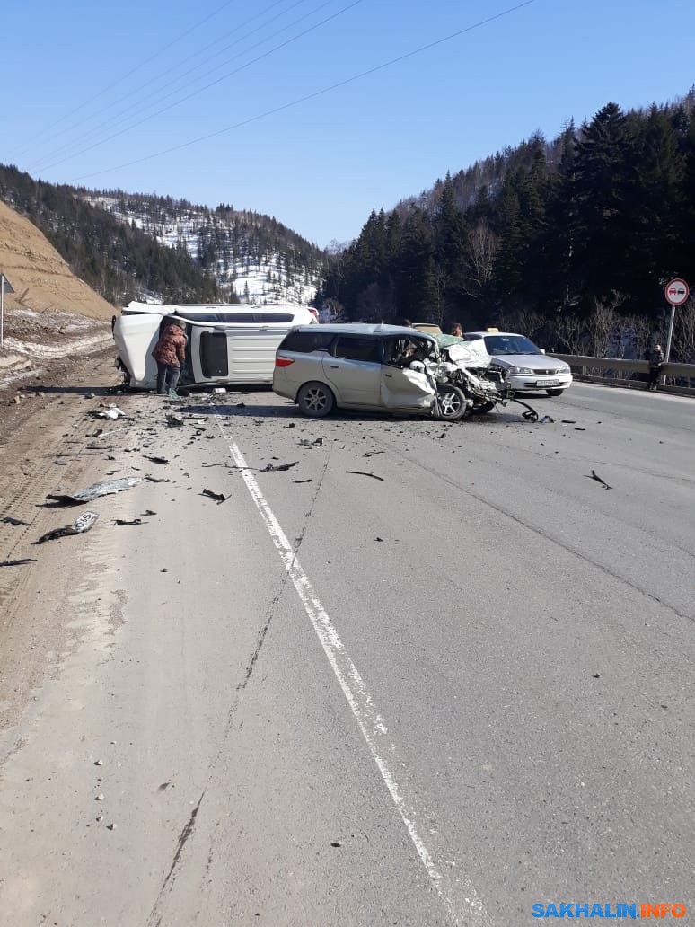 Один сахалинец погиб и двое серьезно пострадали в ДТП на Холмском перевале.  Сахалин.Инфо