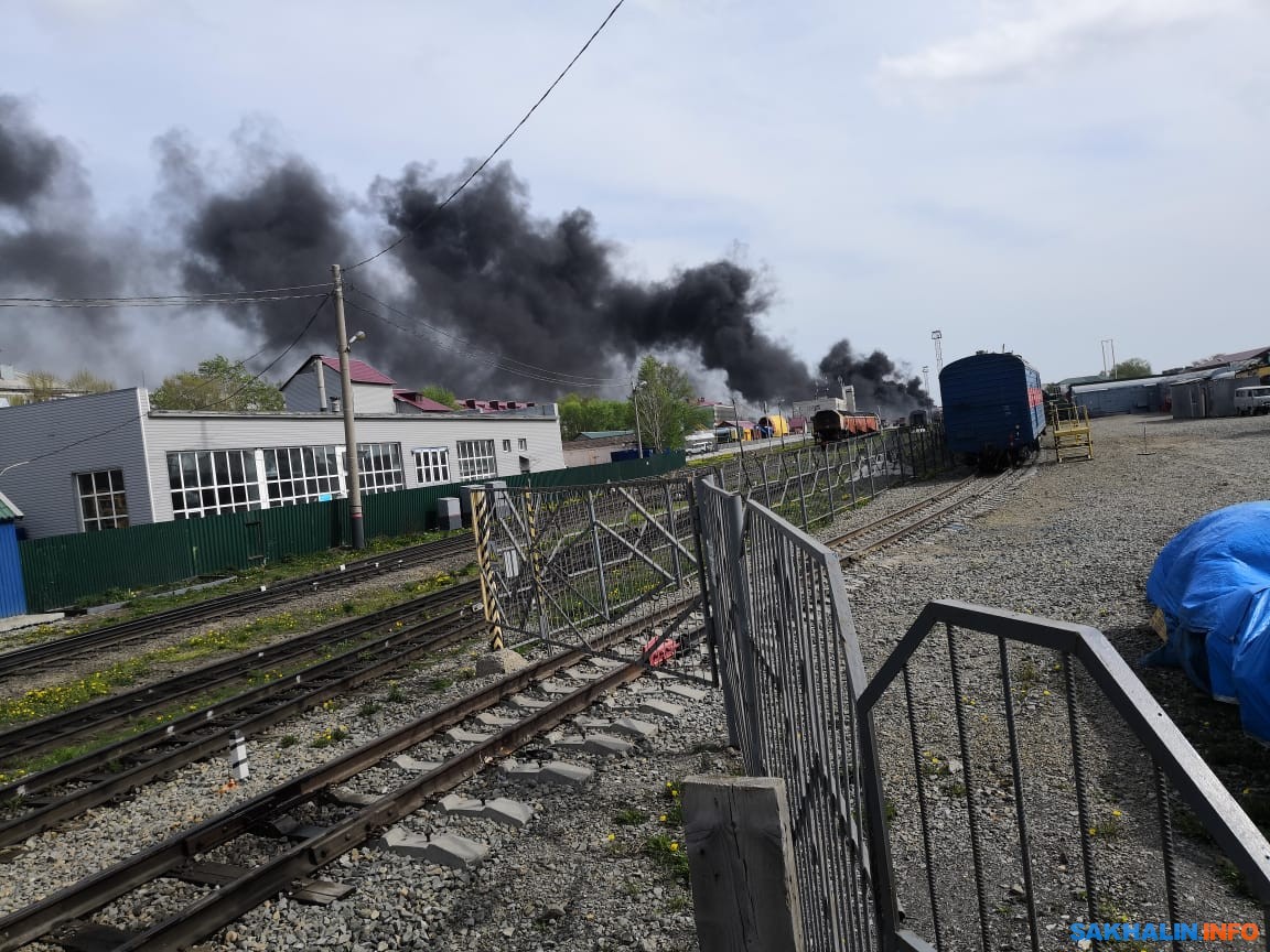 Пожар на территории железнодорожного вокзала напугал южносахалинцев.  Сахалин.Инфо