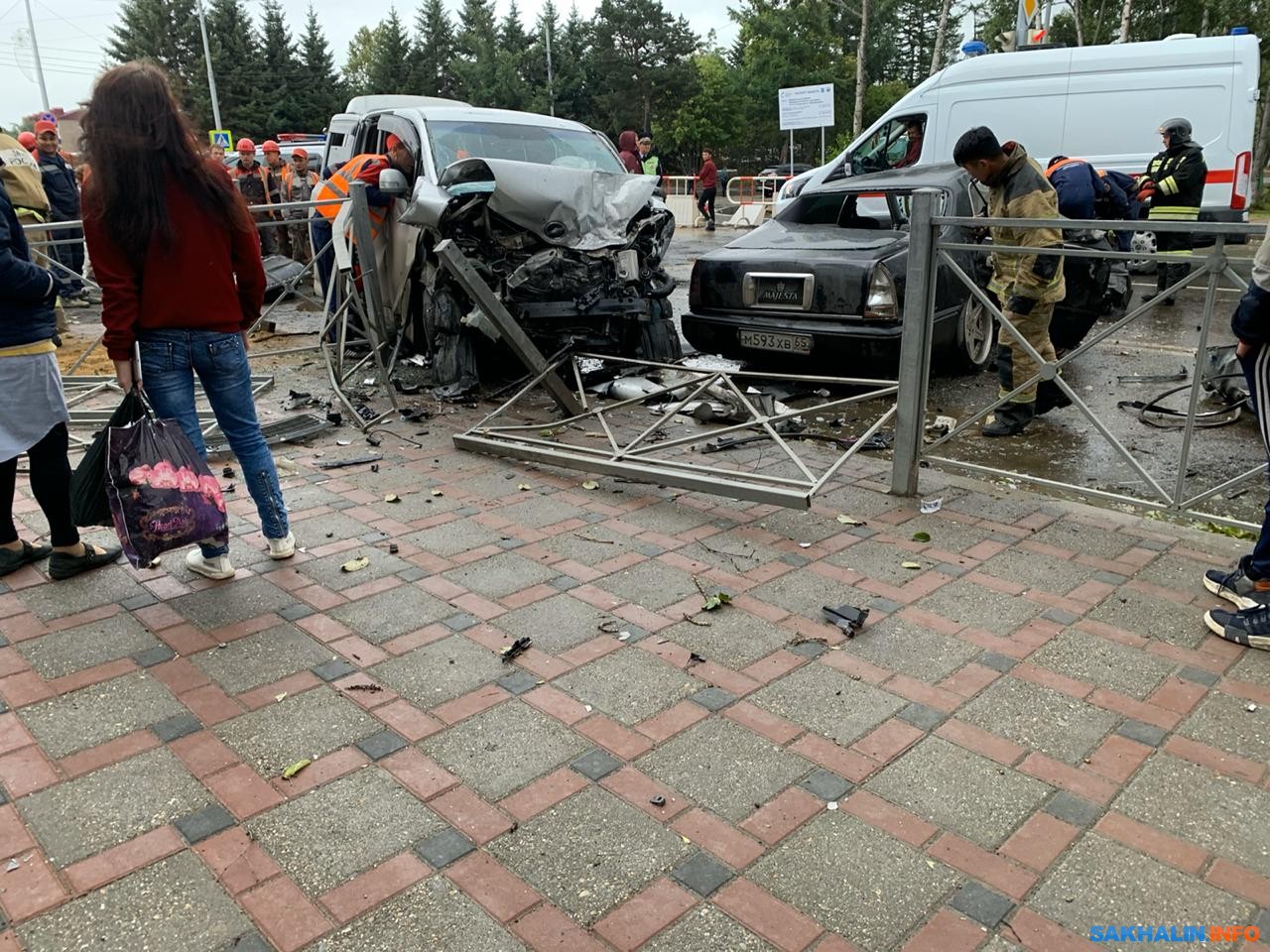 Семь человек пострадали в серьезном ДТП на перекрестке Компроспекта и  Комсомольской. Сахалин.Инфо