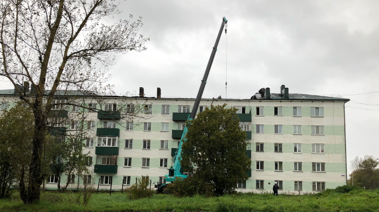 Испорченную пожаром крышу пятиэтажки в Александровске-Сахалинском  отремонтируют за два месяца. Сахалин.Инфо