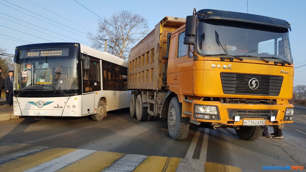 Грузовик врезался в рейсовый автобус на Холмском шоссе. Сахалин.Инфо