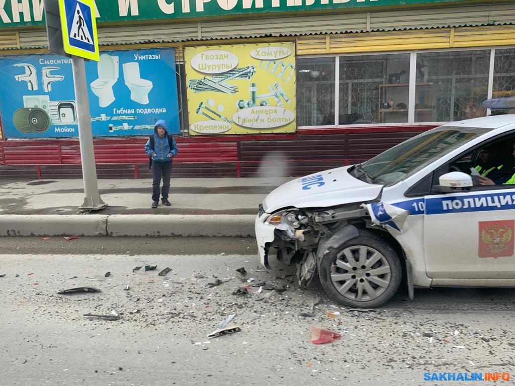 Полиция попала в ДТП на улице Железнодорожной в Южно-Сахалинске.  Сахалин.Инфо