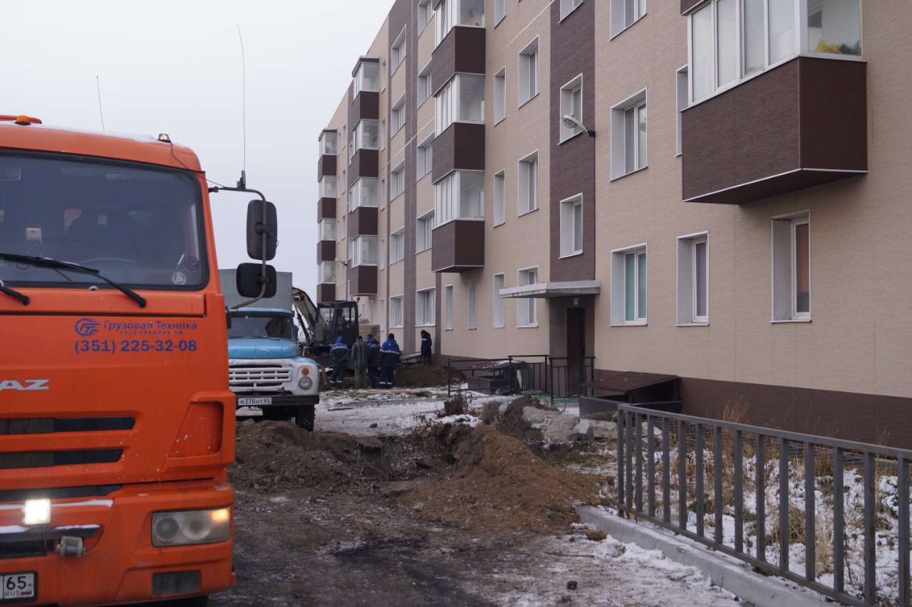 В Корсакове на улице Лермонтова завершают устранение порыва на теплотрассе  котельной №6. Сахалин.Инфо