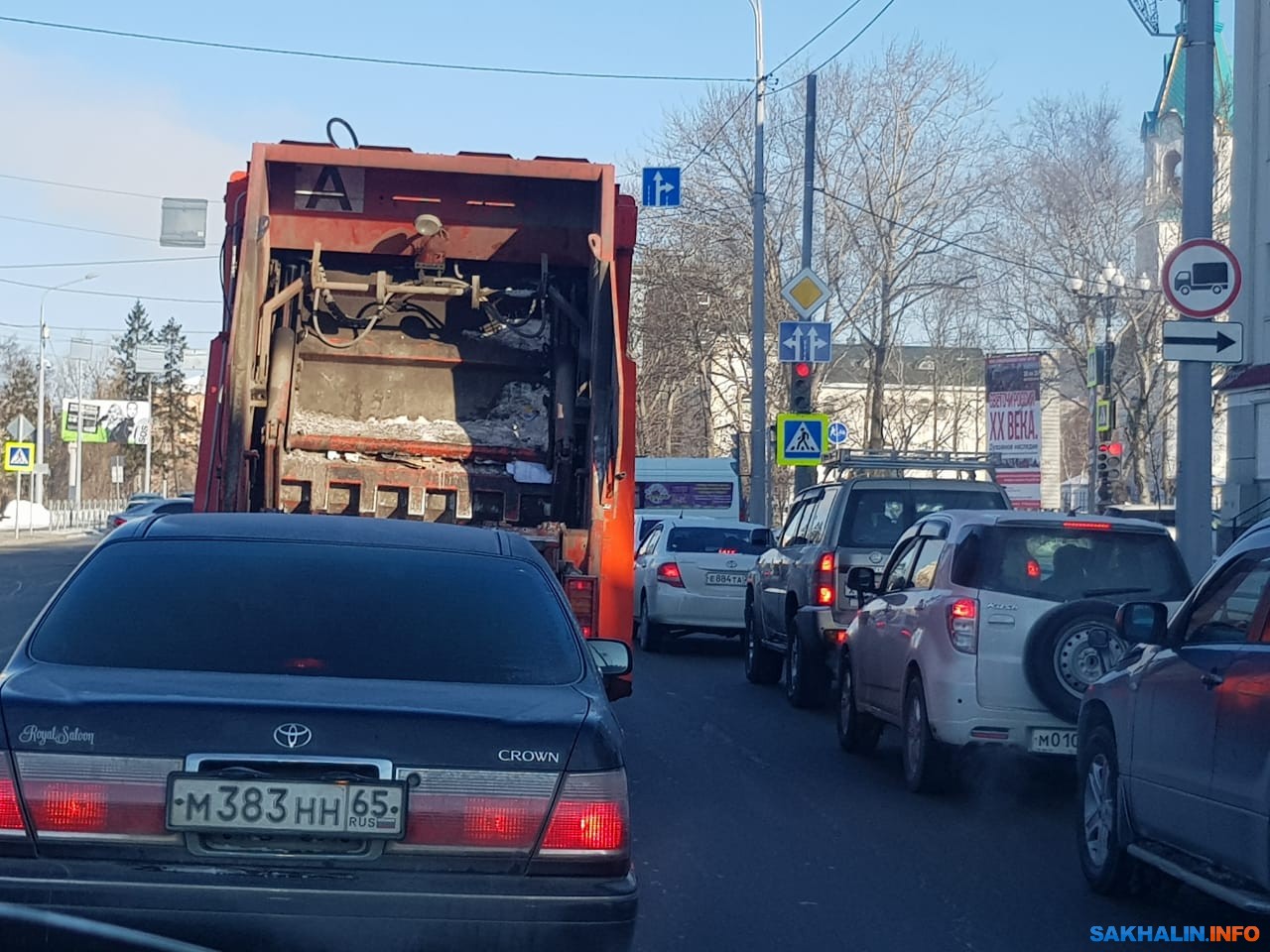 Автолюбители не могут проехать перекресток Комсомольская — Компроспект в  Южно-Сахалинске по новым правилам. Сахалин.Инфо