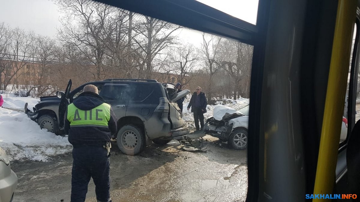 Три машины побились и пролили немного человеческой крови на въезде в  Долинск. Сахалин.Инфо