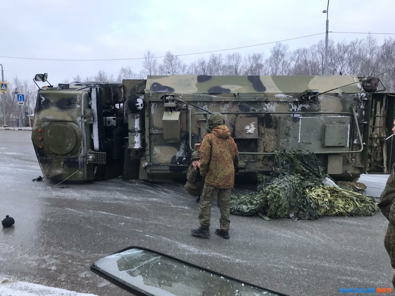 На въезде в Южно-Сахалинск опрокинулся военный КамАЗ. Сахалин.Инфо