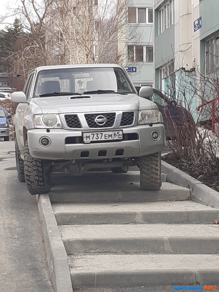 Во дворе дома по улице Горной автомобилист припарковался на лестнице для  пешеходов. Сахалин.Инфо