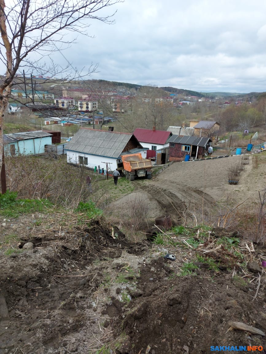 В Корсакове у большегруза отказали тормоза, и он врезался в дом.  Сахалин.Инфо