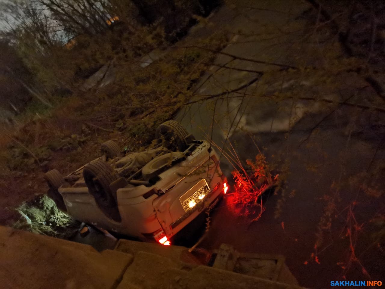 Перевернутый автомобиль заметили южносахалинцы в реке на улице Больничной.  Сахалин.Инфо