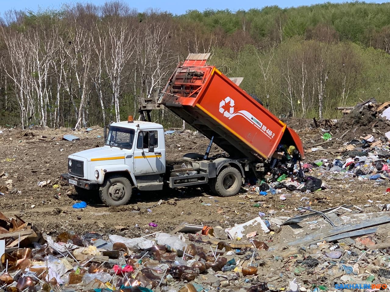 Долинские коммунальщики обижены на население за свалки. Сахалин.Инфо