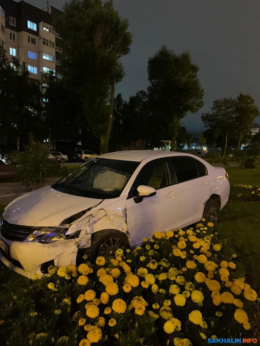 В Южно-Сахалинске после ДТП Toyota оказалась в клумбе. Сахалин.Инфо