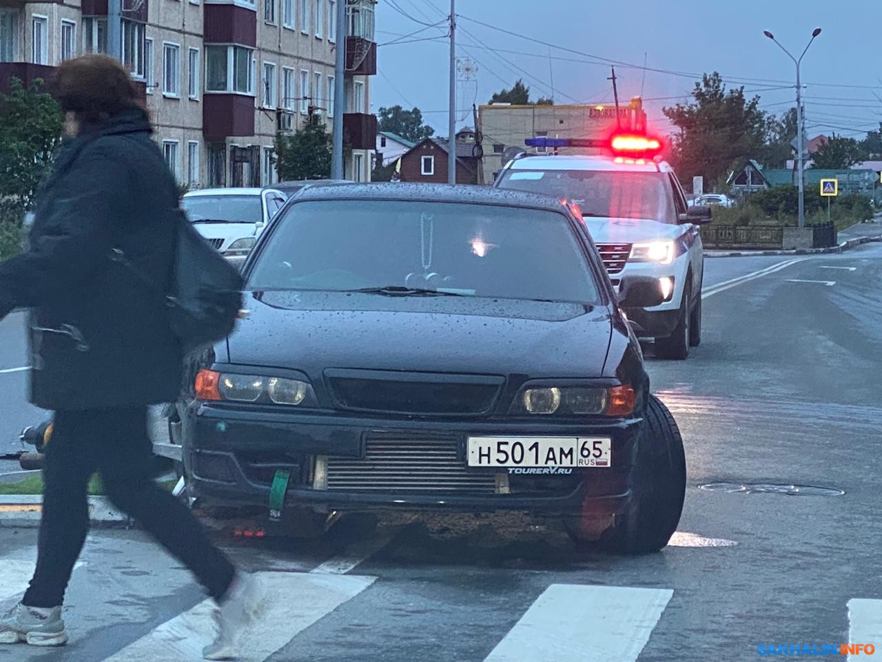 Водитель Toyota Chaser снес первый островок безопасности в Южно-Сахалинске.  Сахалин.Инфо