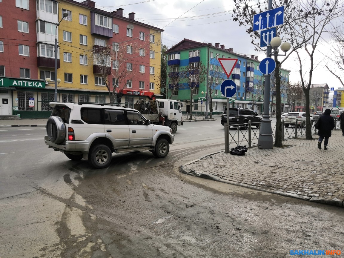 В Южно-Сахалинске грязь на колесах автомобилей из двора переезжает на  Ленина. Сахалин.Инфо