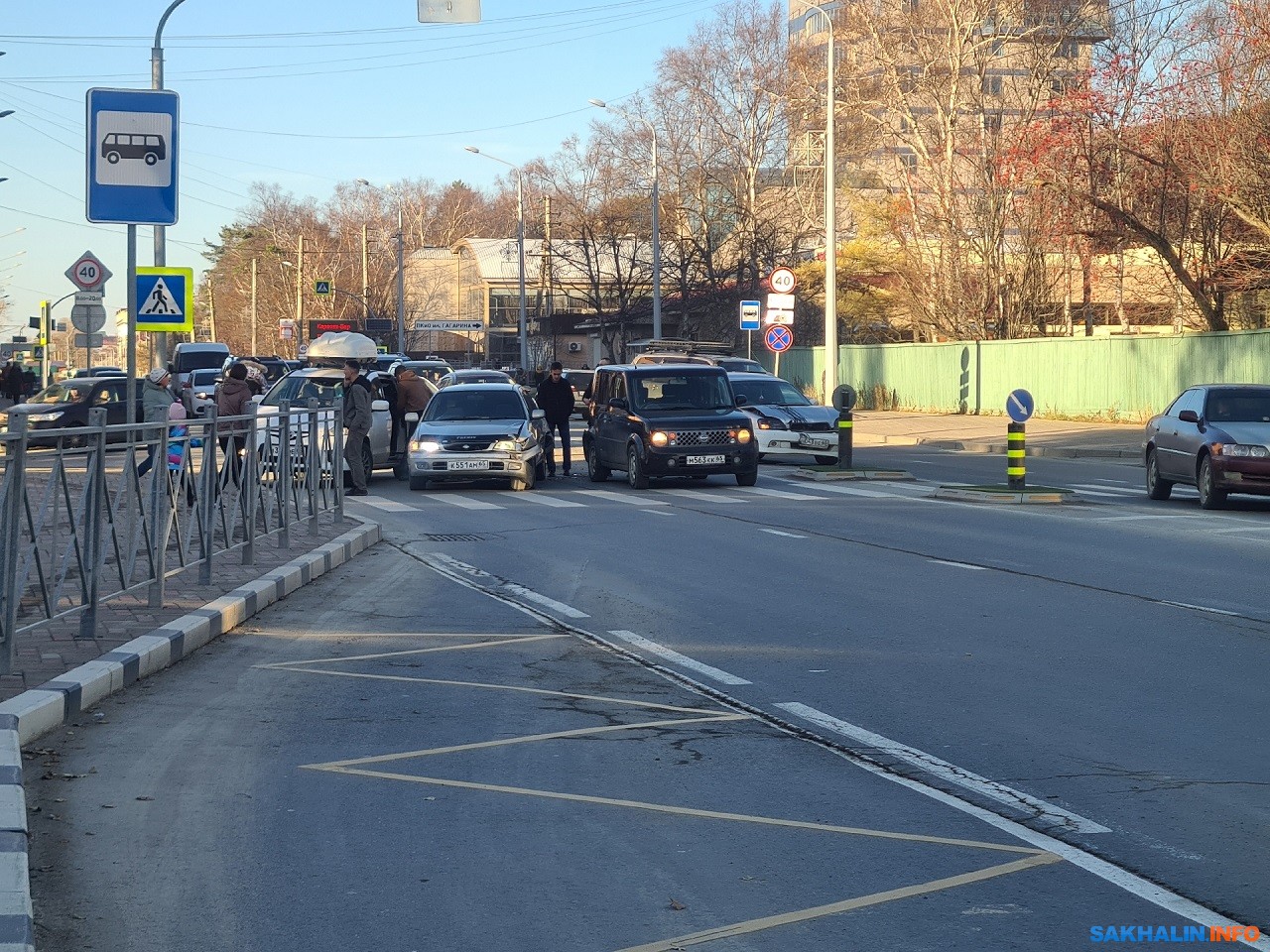 Столкнувшиеся автомобили перекрыли движение на юг на улице Комсомольской в  Южно-Сахалинске. Сахалин.Инфо