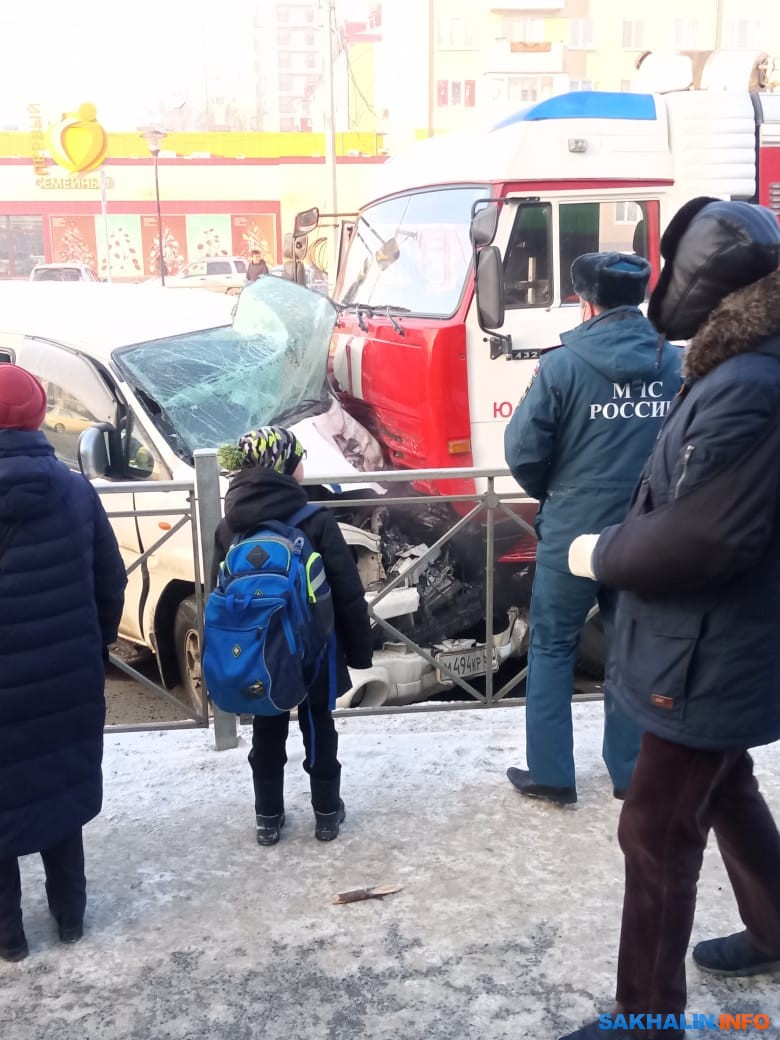 Южно-сахалинские пожарные мчались на вызов и попали в ДТП. Сахалин.Инфо