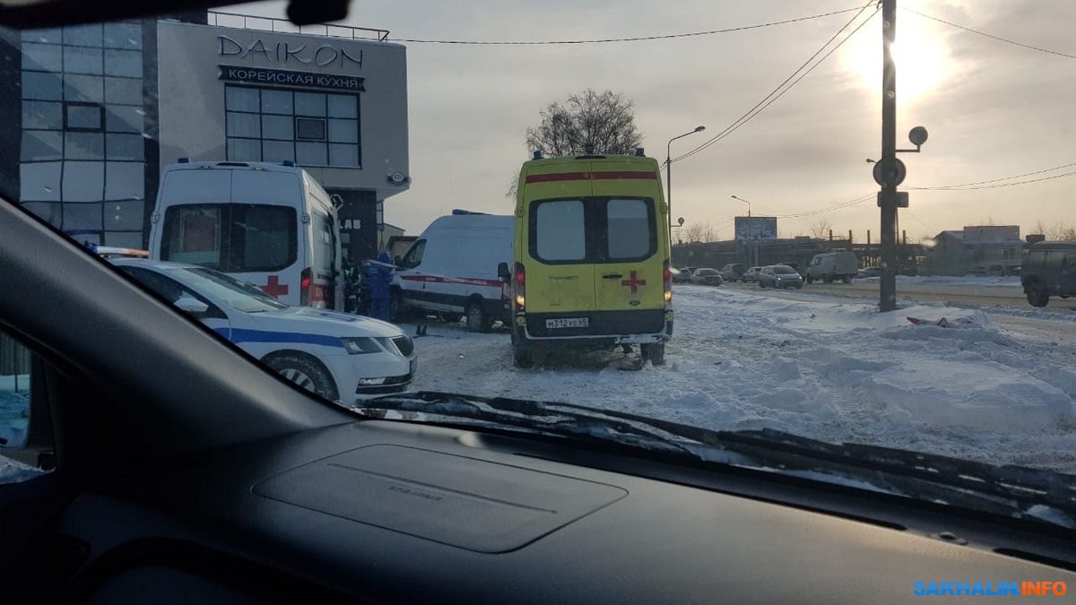 Скорая помощь с включенными маячками уходила от ДТП и врезалась в  припаркованный внедорожник в Южно-Сахалинске. Сахалин.Инфо