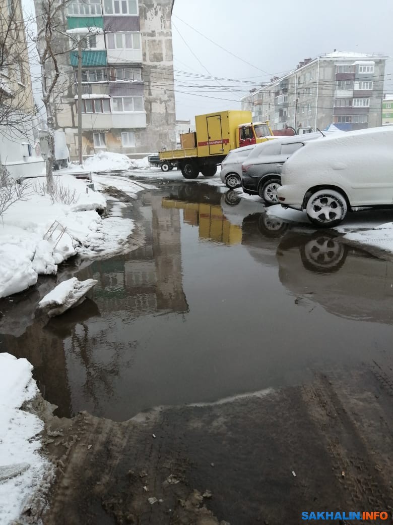 Двор на улице Портовой в Холмске затопило горячей водой. Сахалин.Инфо