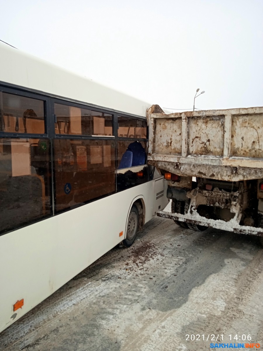 В Корсакове автобус с пассажирами втиснулся в грузовик и остался без  стекол. Сахалин.Инфо