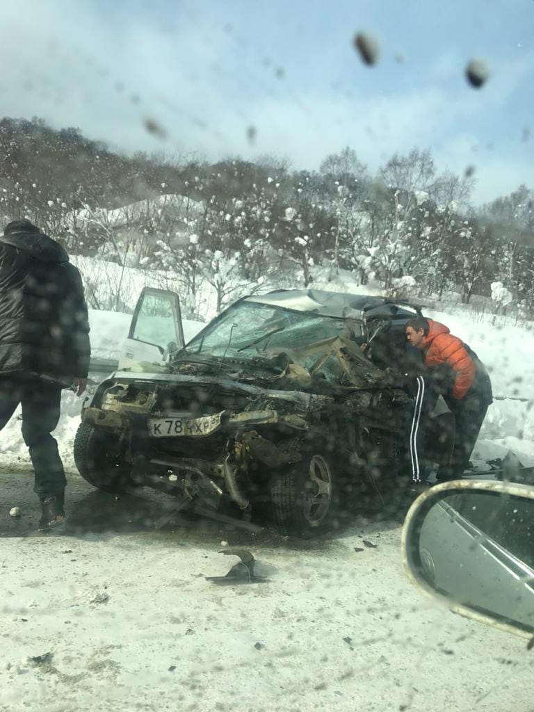 Серьезная авария с участием двух автомобилей произошла на холмской трассе.  Сахалин.Инфо