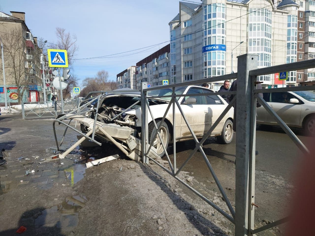 На перекрестке Поповича и Чехова седан влетел в ограждение. Сахалин.Инфо