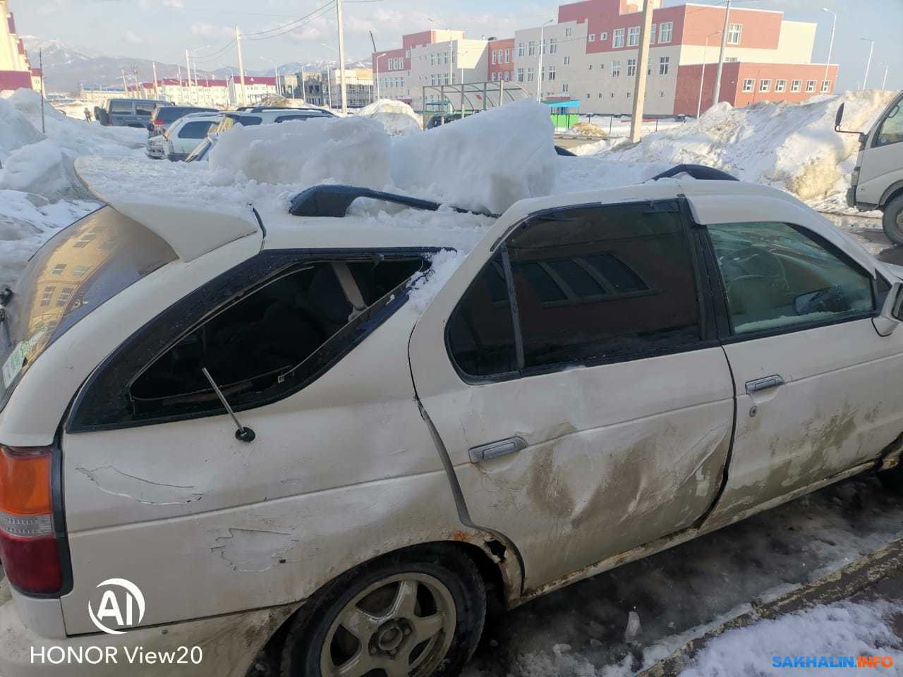 Снег с крыши повредил авто в Дальнем. Сахалин.Инфо