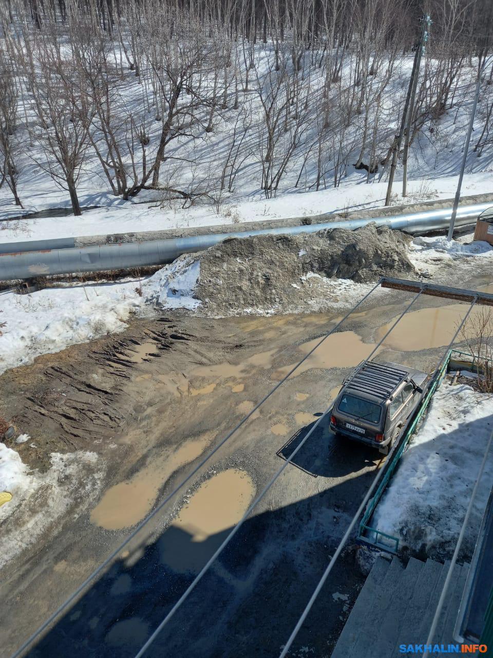 В Южно-Сахалинске сугробы со двора не вывезли даже после обещания  губернатора. Сахалин.Инфо